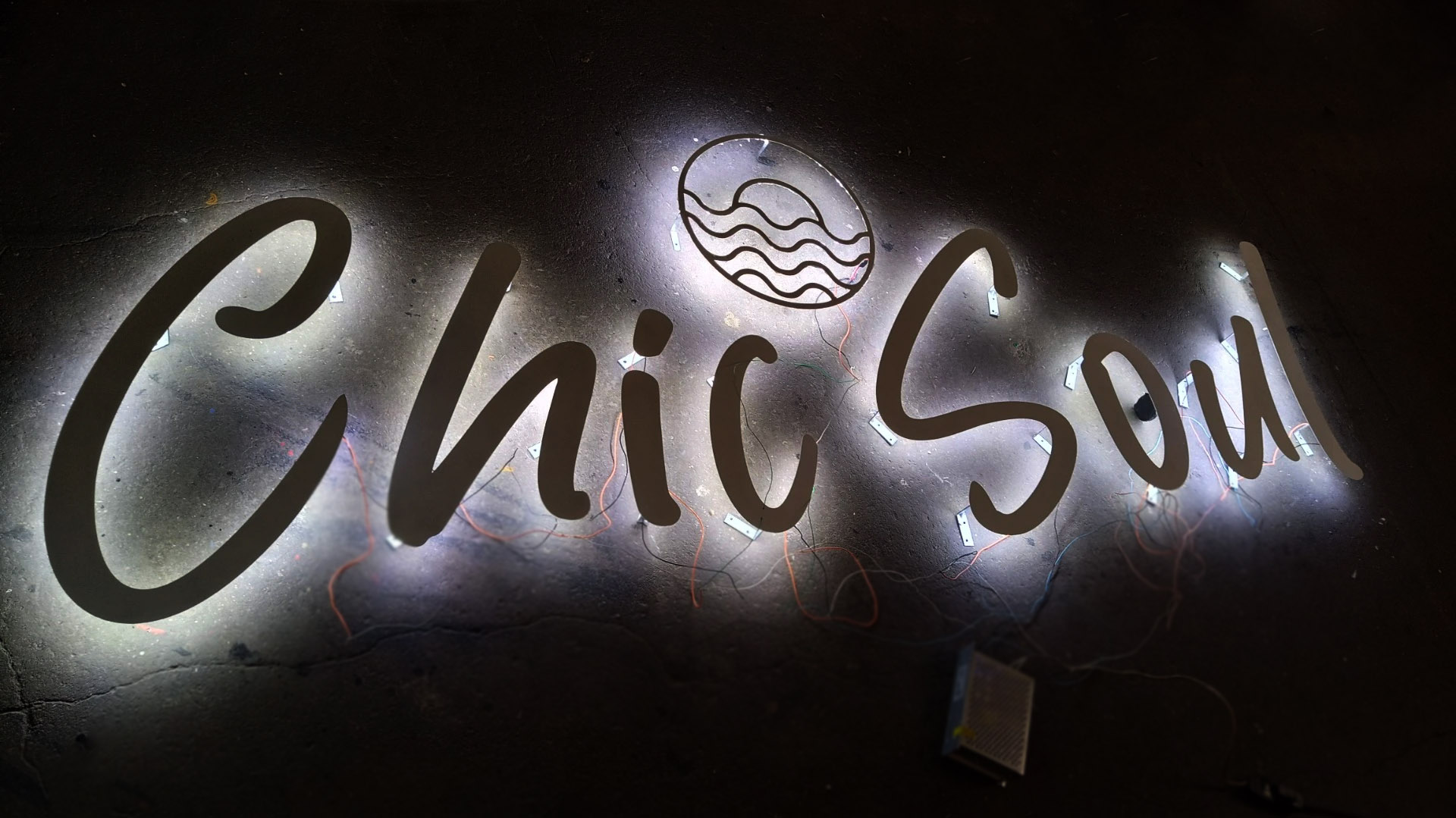 Letras de chapa con iluminación